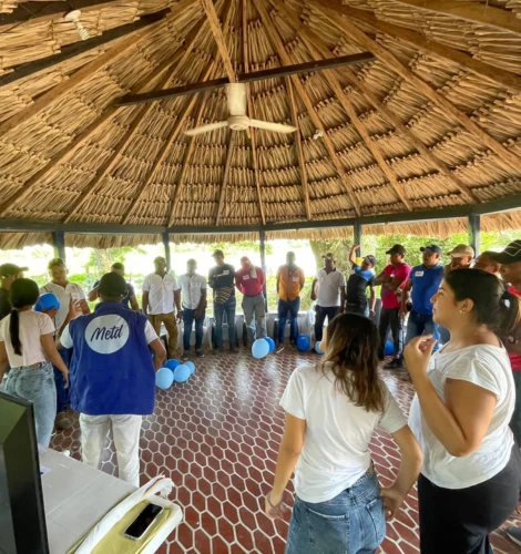 Capacitación práctica de seguridad con trabajadores del sector agropecuario orientada por el equipo de Med Agro