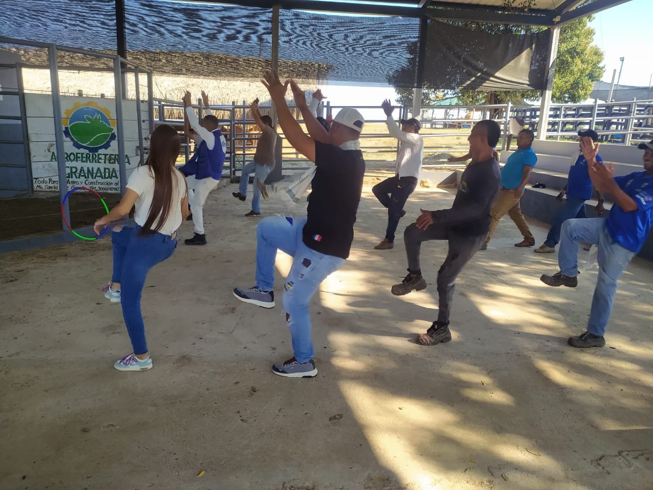 Trabajadores del sector agropecuario participando en una capacitación práctica de seguridad con Med Agro